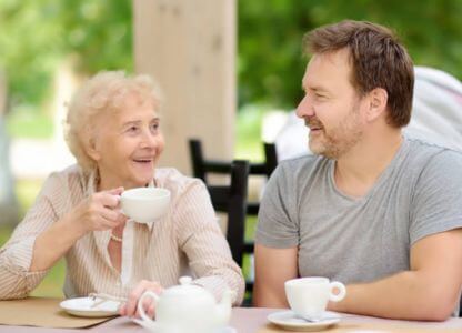 Ouderen genieten van een gezellig kopje koffie samen in Spijkenisse
