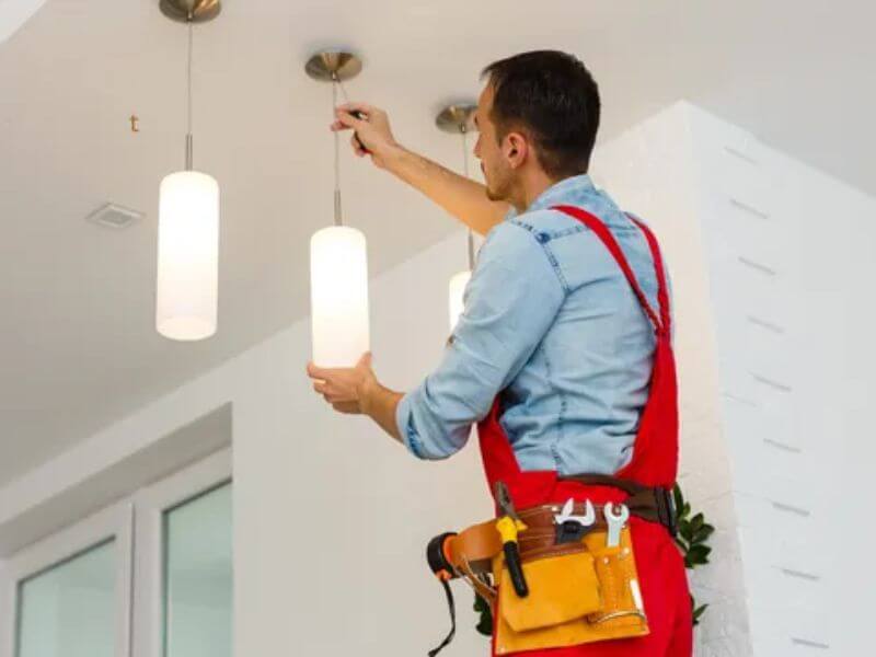 Lamp ophangen bij senioren in Spijkenisse – veilige en professionele installatie